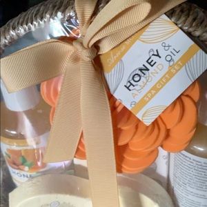 Honey & almond spa gift set